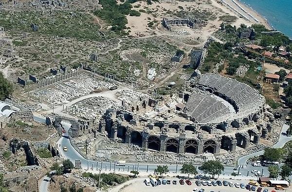 12. Side'de M.S 2. yüzyılda inşa edilen ve 15.000 seyirci kapasiteli Roma tiyatrosu.