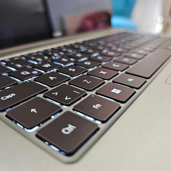 Huawei MateBook 14s'in hayranlık uyandıran konforu var. Tam boyutlu klavyesi ile yazı yazmak çok kolaylaşıyor.