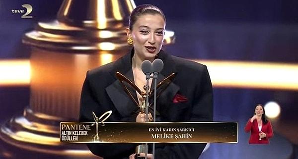 En iyi kadın şarkıcı ödülüne layık görülen Melike Şahin'e iptal ettiği öğretmenler konseri hatırlatıldı: Şahin'den ilk açıklama geldi.