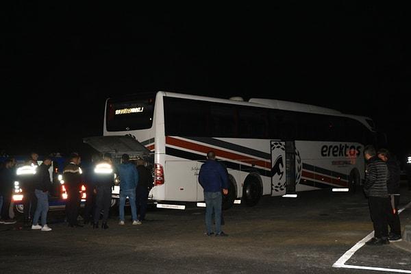 Tokat'ın Erbaa ilçesinde İstanbul yenine giden içerisinde 33 kişinin bulunduğu yolcu otobüsüne kimliği belirsiz kişi ya da kişilerce silahlı saldırı düzenlendi. Ekipler saldırganların yakalanması için çalışma başlattı.
