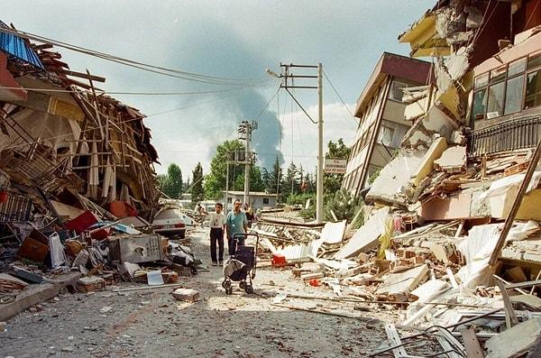 İstanbul ve çevresinde meydana gelebilecek olası yıkıcı bir depremin Türkiye'nin sosyal ekonomisine zarar vereceğini söyleyen Bektaş, 'Görüyoruz ki 99 depreminden sonra maalesef yasa ve yönetmelikler istenilen düzeye getirildiği halde, yönetmelikler maalesef uygulanmıyor. En son Kahramanmaraş depreminde gördük bunu. O depremde yönetmelikler var ama o yönetmeliğe uygun yapı yok, denetim yok. Vatandaş deprem bilincinden uzakta kaçak yapılar yapıyor.' dedi.