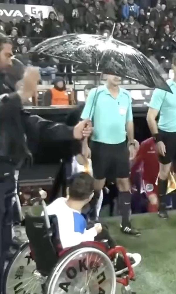 Yunanistan Ligi'nde oynanan karşılaşmada PAOK futbolcusu Stefan Schwab, kendilerini maçtan önce bekleyen engelli bir minik taraftarını fark etti.