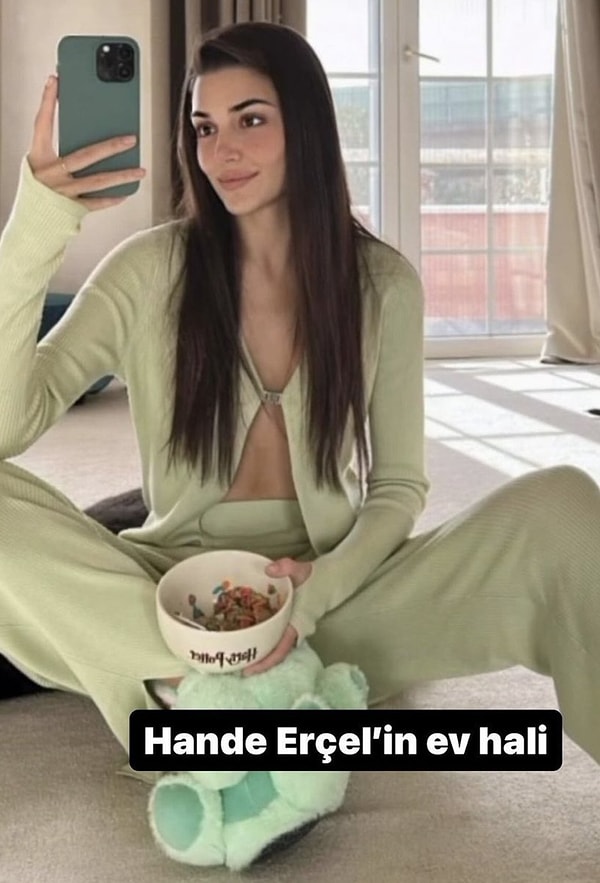 Hande Erçel'in yeşil pijaması ve panduflarıyla pozu yine ve yeniden sosyal medya kullanıcılarının diline düşmesine sebep oldu! 😂