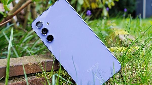 Modern tasarımı ve kullanıcıları üzemeyecek teknik özellikleri ile beraber orta segment cihazlar arasındaki yerini alacak Galaxy A55 5G'nin Mart ayında satışa sunulması bekleniyor.