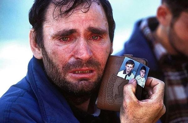 3. Bir baba, 1999'daki Kosova savaşı sırasında kayıp iki oğlunu arıyorken çekilmiş bir fotoğraf.