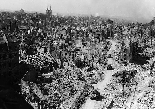 10. Savaş sonrası ağır hasar görmüş Nürnberg şehrine giriş yapan Amerikan tankları. (1945)
