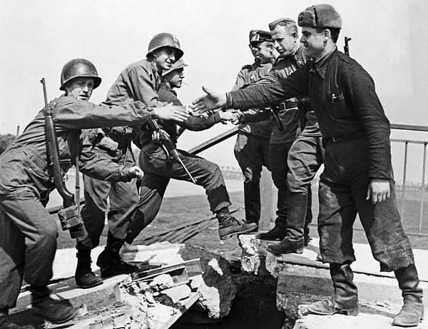 11. Amerikalılar ve Sovyetlerin Almanya'nın Torgau şehrinde buluştuğu Elba günü. (25 Nisan 1945)