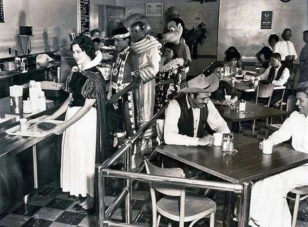 14. 1961 yılında Disneyland çalışanlarının ortak restoranından bir görüntü.
