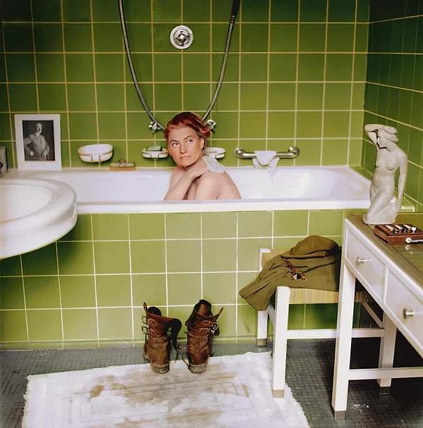 15. Savaş fotoğrafçısı Lee Miller, 30 Nisan 1945'te Hitler'in Münih'teki dairesinde duş alırken çekilmiş bir fotoğraf.
