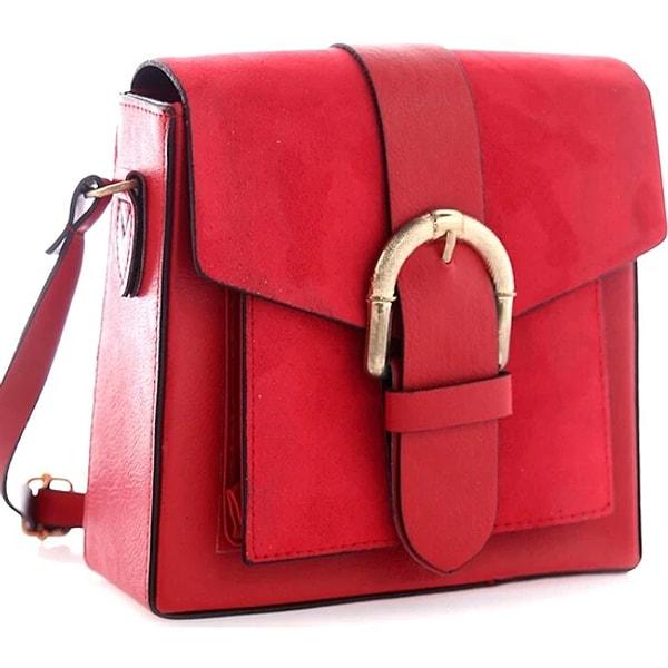 5. Her şeyin miniği güzel diye düşünenler için mini boy kırmızı omuz çantası.