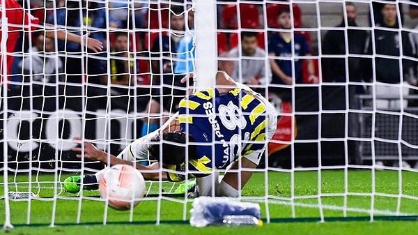 Fenerbahçe gol yemesin diye kale direğine kayarak dizini çarpan ve ardından sakatlanan Luan Peres'in özverisi taraftarlar tarafından alkışlanmıştı.