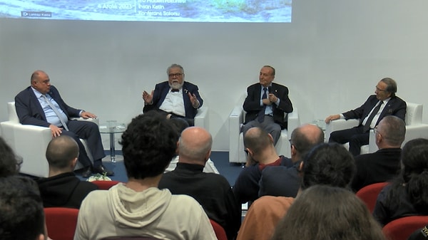 İTÜ Maden Fakültesi Dekanı Prof. Dr. Mustafa Kumral’ın moderatörlük yaptığı panelde, İTÜ Maden Fakültesi’nin emekli akademisyenlerinden Prof. Dr. Celal Şengör, Türkiye Tabiatını Koruma Derneği Bilim Kurulu Başkanı Prof. Dr. İlhami Kiziroğlu ve Yurt Madenciliğini Geliştirme Vakfı Başkanı Prof. Dr. Güven Önal konuşmacı olarak yer aldı.