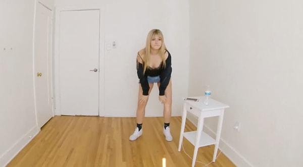 Bir genç kız odasında kendi halinde bir dans videosu çekiyordu.