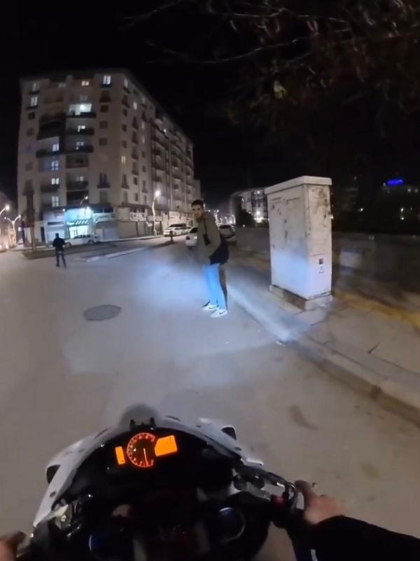 Önce motosiklet sürücüsü “Lütfen” diyerek önceliği yayaya verdi ancak genç adam da kibarlık yaparak motosiklet sürücüsüne yol vermek istedi.