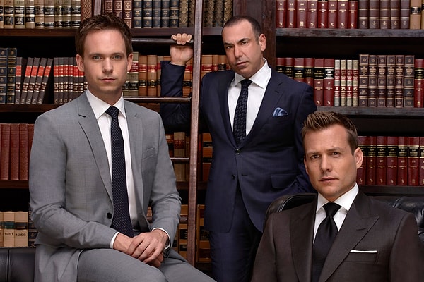 Suits ilk olarak 2011'de USA Network'te yayımlanmaya başladı ve 2019'da sona eren 9 sezon boyunca büyük ilgi gördü.