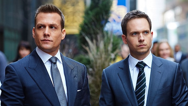 Dizi, Aaron Korsh tarafından yaratıldı ve başarılı avukat Harvey Specter rolünde Gabriel Macht ile üniversiteyi bırakıp onun çırağı olan Mike Ross rolünde Patrick J. Adams'ı izleyicilere tanıttı.