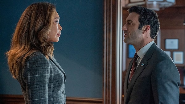 Bu süre zarfında Suits, Gina Torres'in başrolde olduğu Pearson adlı kısa ömürlü bir spinoff'a da ilham kaynağı oldu.