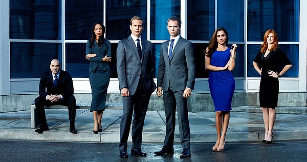 Suits, 9 sezon ve 134 bölüm boyunca Patrick J. Adams, Gabriel Macht, Rick Hoffman, Meghan Markle, Sarah Rafferty, Amanda Schull ve Gina Torres gibi isimlerin performanslarıyla öne çıktı.