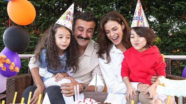 Hikayesiyle hem güldüren hem de ağlatan Sandık Kokusu dizisinin başrollerinde Demet Akbağ, Özge Özpirinçci, Metin Akdülger ve Necip Memili rol alıyor.