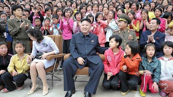 Ancak Kuzey Kore liderinin ülke kadınlarına yaptığı bu çağrının karşılık bulması pek mümkün görünmüyor. Sağlık sorunlarını ele alan bir internet yetkilisi, ülkedeki pek çok ailenin birden fazla çocuk sahibi olmak istemediğini dile getiriyor.