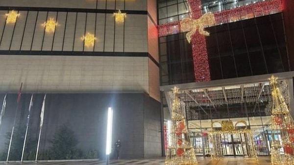 Rize’de kent merkezinde bulunan bir alışveriş merkezi, yılbaşı sebebiyle AVM binasına ışıklarla süsleme yaptı.