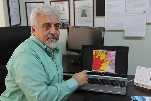 Yaşanan depremlerle ilgili değerlendirmelerde bulunan Hitit Üniversitesi Mühendislik Fakültesi Öğretim Üyesi Prof. Dr. Vedat Deniz, bölgede 6 ila 6.5 büyüklüğünde bir deprem beklediğini ve ne zaman meydana geleceğini ise bilemediklerini ifade etti.