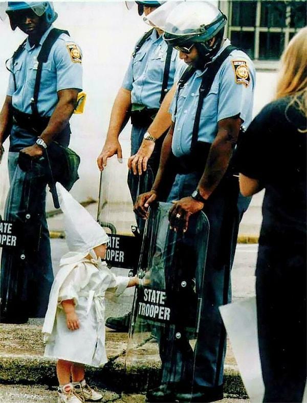 6. Bir Ku Klux Klan çocuğu ve siyahi bir polis ilk defa karşı karşıya geliyor. (1992)