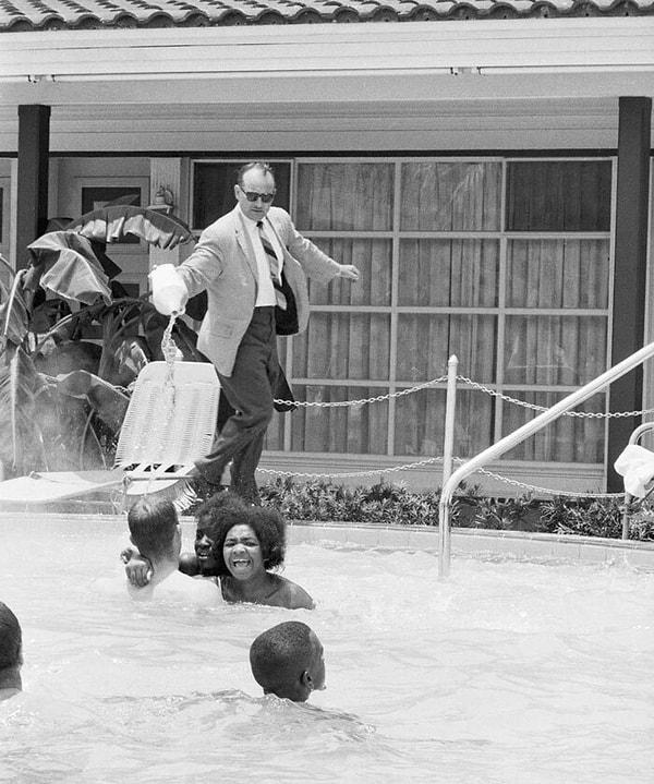 7. Motel müdürü James Brock, siyahileri havuzdan çıkarmak için havuza muriatik asit döküyor.