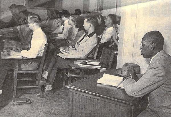 8. Oklahoma Üniversitesi'ne kabul edilen ilk Afrikalı-Amerikalı öğrenci olan George McLaurin, diğer öğrencilerden ayrı oturuyor.