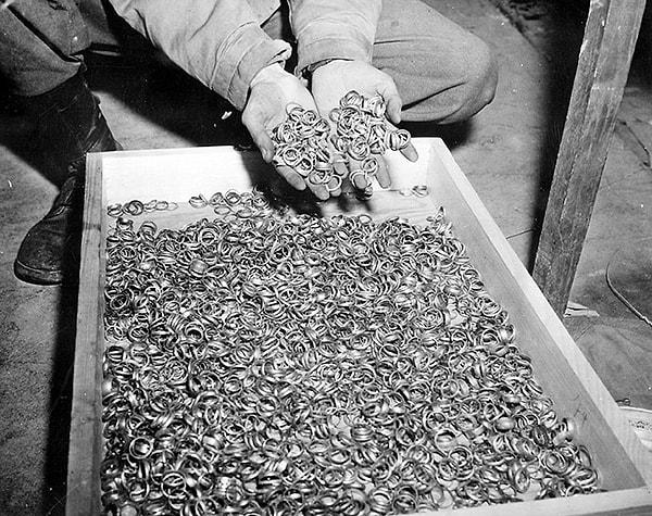 9. Nazilerin altınları eritmek için holokost kurbanlarından aldıkları binlerce alyanstan birkaçı.