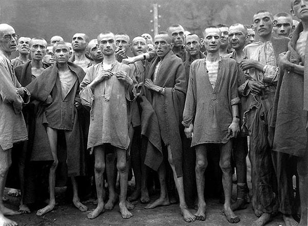 15. Ebensee Toplama Kampı mahkumları (1945).