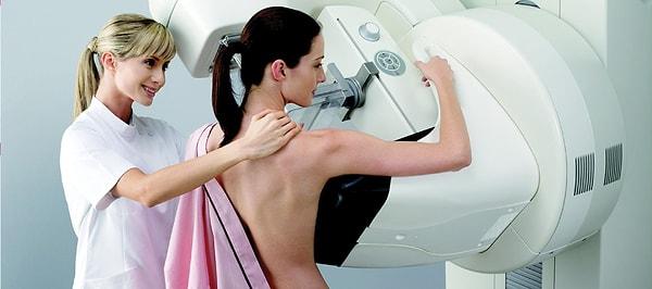 Mamografi, bu kontrollerin başında yer alıyor. Ailede meme kanseri öyküsü var ise 25-30 yaştan itibaren başlanması gereken tarama türüdür. Yılda 1 kez yaptırılması gerekir.