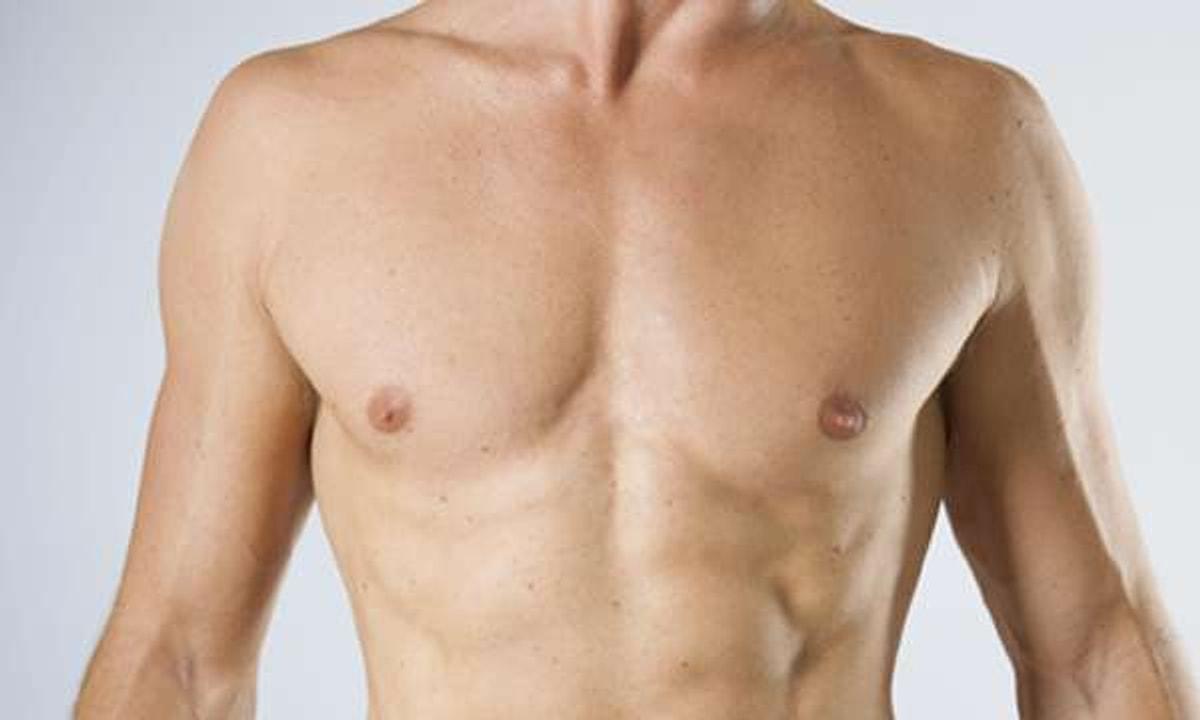 Молочной железы у мужчин симптомы. Мужская грудь. Мужская грудная клетка. Человек грудь мужская.