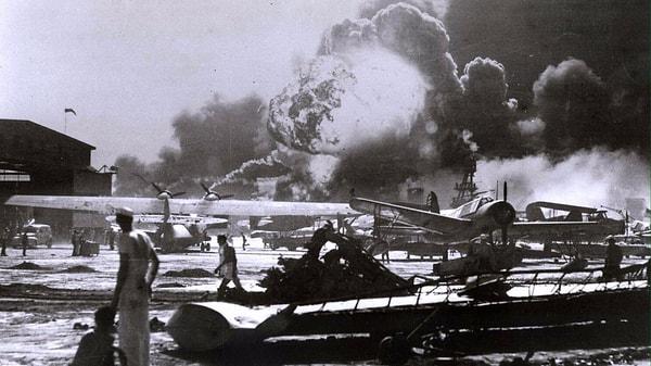 Japon İmparatorluğu Donanma Başkomutanı Oramiral İsoroku Yamamoto, baskın sonrası kendisine çok akıllıca bir zafer kazandıklarını bildiren yaverine şu tarihi sözleri söyledi: "Akıllı bir adam savaşa girmemenin bir yolunu bulurdu"