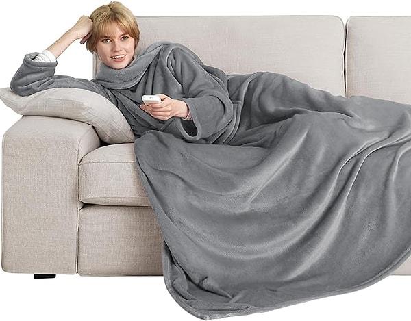 4. Çok üşüyen ve koltukta uyuyakalan arkadaşlarınız için ideal olan üstten düşmeyen giyilebilir bir battaniye.