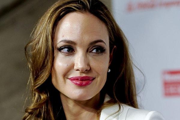 Angelina Jolie, Hollywood'un en başarılı ve en seksi oyuncularından birisi biliyorsunuz ki.