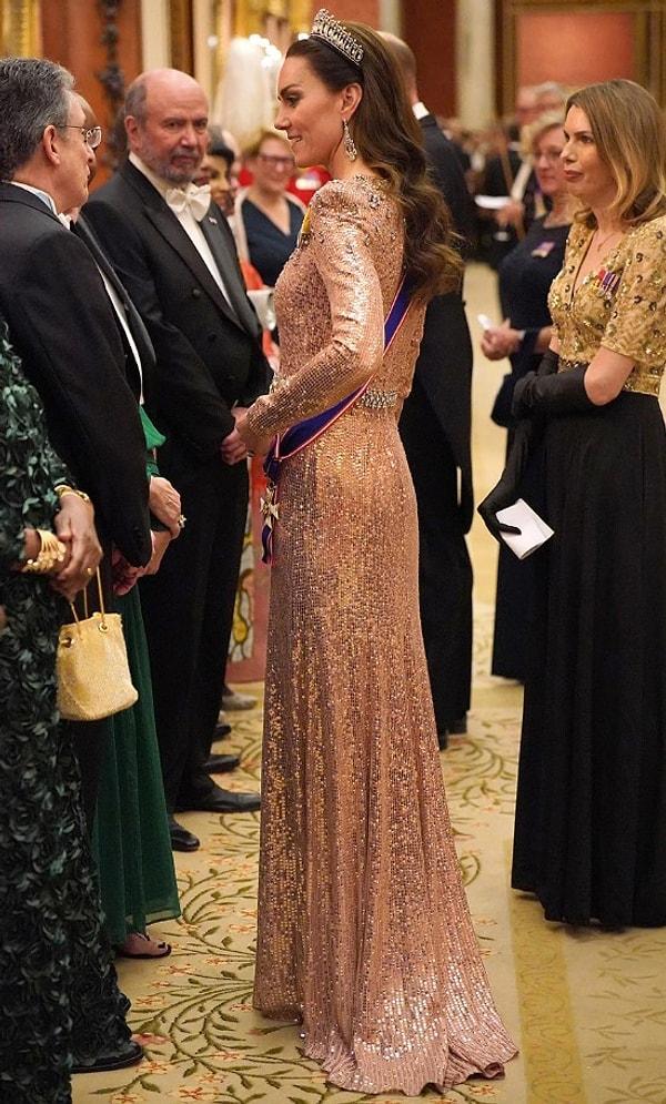 Kate Middleton, davette Kraliçe Mary'nin Sevgilisinin Düğüm Tacı'nı taktı. Galler Prensesi, bu tacı 2015'ten bu yana 12 defa taktığı biliniyor.