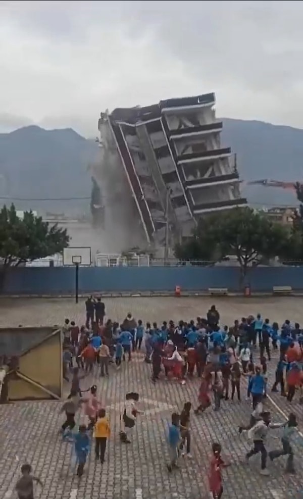 Hatay'ın İskenderun ilçesinde depremde hasar gören binaların yıkımına devam ediliyor.