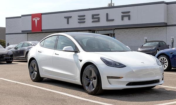 Elon Musk, Tesla'nın yeni nesil otomobilleri için her hafta üretim hattı planlarını incelemekte ve bu araçların 25 bin dolarlık satış fiyatına ulaşması için bir dizi yeniliği hayata geçirmeyi planlamaktadır.