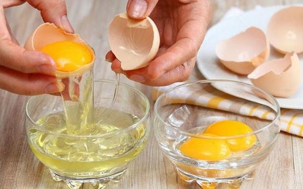 Bir de 200 tane yumurta yeme haberi var. Bu diğerlerine göre daha tırt ama ilginç. Hani eskiden "Dikkat Şahan Çıkabilir"de skeçler vardı ya, aynı onun gibi bir olay.