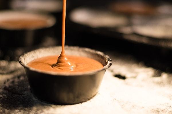 6. Karamelize, karamelden gelir; tatlıların tarifinde kullanılan bir adımdır.