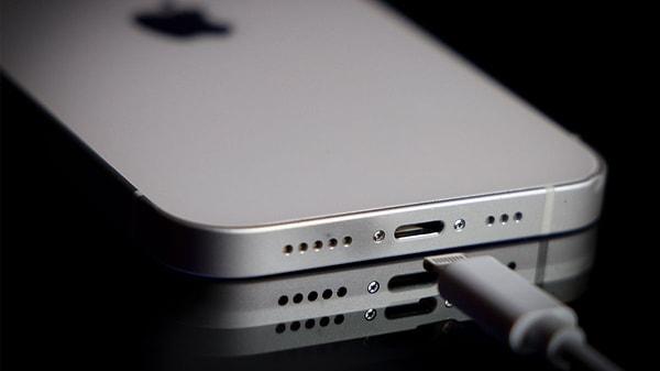Aynı zamanda, iPhone SE 4'ün işlemci değişikliği ile beraber Lightning girişine veda edip USB-C bağlantısını tercih etmesine de kesin gözüyle bakılıyor.