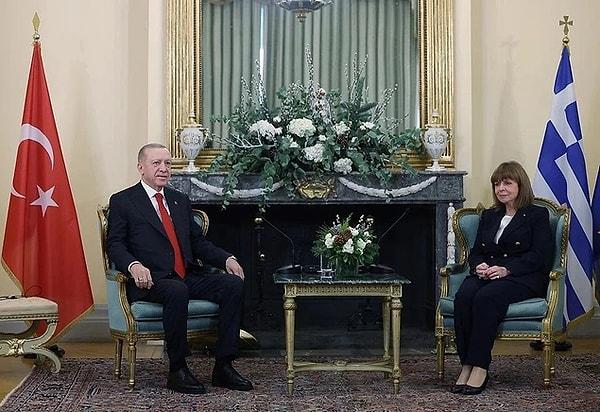Atina’da resmi törenle karşılanan Cumhurbaşkanı Erdoğan, ilk olarak Yunan mevkidaşı Katerina Sakelaropulu ile bir araya geldi.