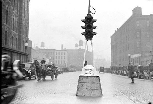 Her ne kadar işlevi bugünkü ile tam olarak aynı olmasa da 8 Aralık 1868'de kullanılan ışıklar, bir bağlamda trafiği yönlendirmek için ışıkların ilk kullanımı oldu.