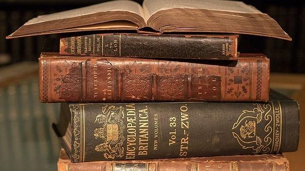 10. Hepimizin evlerinden eksik olmayan "Encyclopædia Britannica" ilk kez yayınlandı.