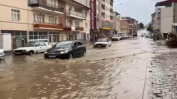 Meteoroloji, Adana, Antalya ve Mersin için turuncu kod yayınlandı. Turuncu kod, ‘hava olayları sebebiyle hasar ve kayıpların oluşması muhtemeldir ve çok tedbirli olunması gereklidir’ ifadelerini içeriyor.