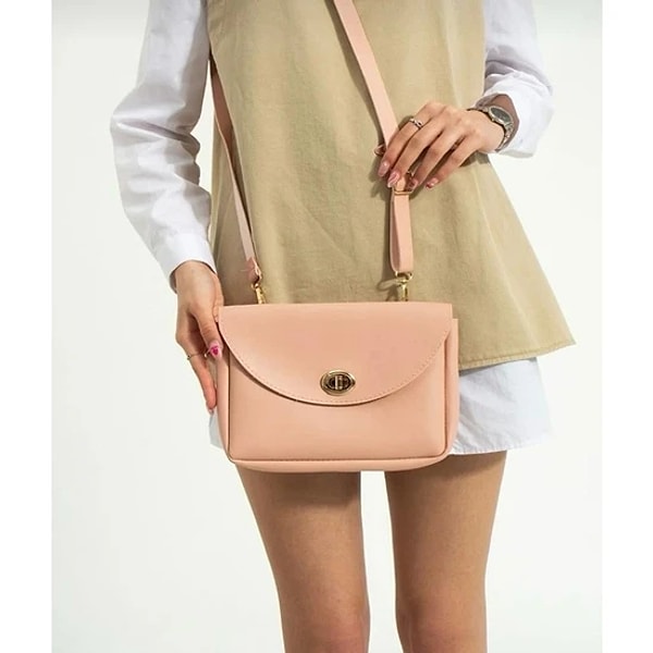 8. Günlük olarak kullanabileceğiniz peach fuzz renginde askılı bir omuz çantası.