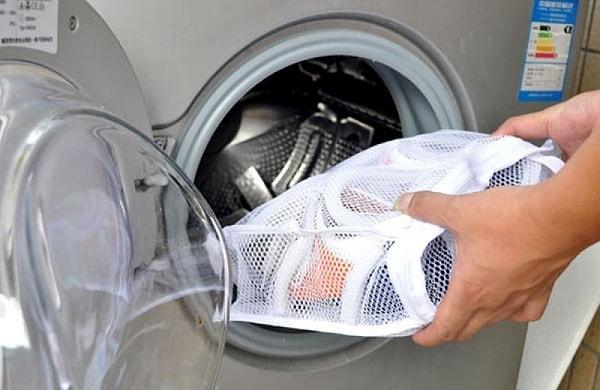 7. Çoraplarınızın tekini kaybetmemek için yıkarken çamaşır yıkama torbasını kullanın.