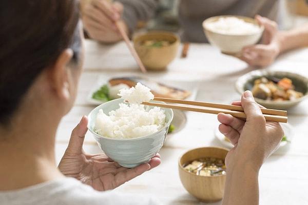 12. Chopstick kullanabiliyorsanız, salatayı da onlarla yemeyi deneyin. Çatalla yemekten çok daha kolay olduğunu göreceksiniz.
