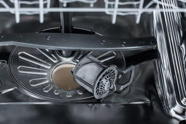 13. Bulaşık makinenizin tahliye filtresini temizleyin. Çok kolay!